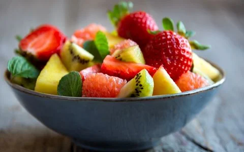 با زیاده روی در میوه خوردن چه بلایی سرمان می آید؟