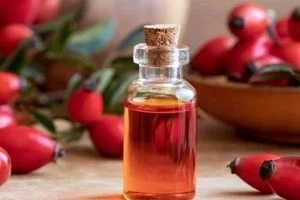 برای کنار گذاشتن محصولات آرایشی از روغن میوه نسترن استفاده کن + خواص