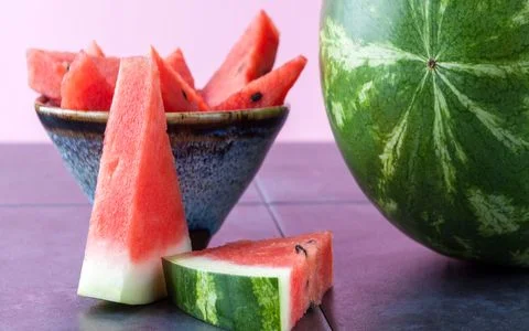 با خوردن هندوانه کم آبی بدن رو برطرف کن + روش استفاده