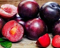 آلوچه قرمز؛ خواص، مضرات، طبع، ارزش غذایی و نکات مصرف