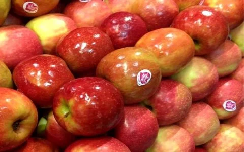 گول میوه های براق رو نخورین! | چرا نباید میوه هایی که پوست براق دارن رو بخوریم؟