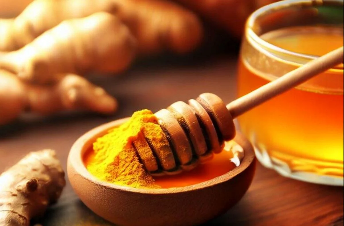 13 کاربرد حیرت انگیز ترکیب عسل و زردچوبه + نحوه مصرف
