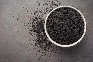 تفاوت تخم شربتی و تخم ریحان در ظاهر، خواص و کاربرد+ جدول مقایسه