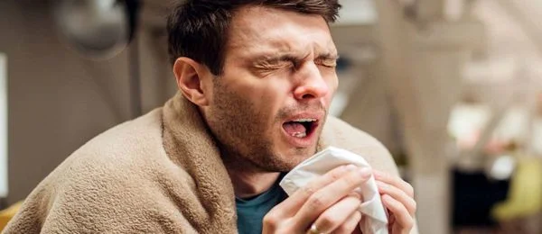 سرماخوردگی و حساسیت چه فرقی باهم دارند؟ | تفاوت علائم آلرژی و سرماخوردگی