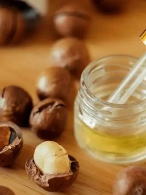 روغن ماکادمیا برای پوست و مو چه خواصی دارد؟ + نحوه مصرف