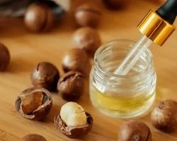 روغن ماکادمیا برای پوست و مو چه خواصی دارد؟ + نحوه مصرف
