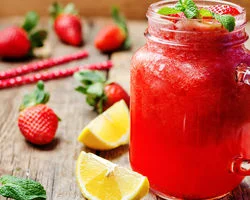 شربت توت فرنگی؛ خوشرنگ ترین نوشیدنی بهاری برای کودکان! + طرز تهیه 