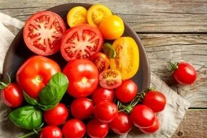 گوجه فرنگی آسپرین طبیعی که تو خونه همه هست! | خواص درمانی گوجه فرنگی 