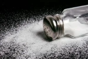 مضرات مصرف زیاد نمک | سبزی های جایگزین نمک