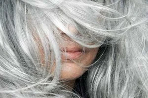 دلایل سفید شدن موها | راهکار و پیشگیری از سفید شدن موها