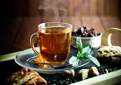 چرا شب ها، نوشیدن چای سیاه توصیه نمیشه؟ | مضرات خوردن چای سیاه قبل از خواب