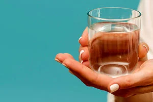 آب نوشیدن؛ قبل از رابطه جنسی توصیه میشه یا بعدش؟ 