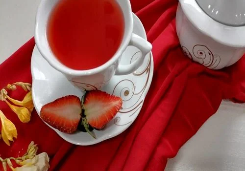 چای توت فرنگی؛ دوست داشتنی و دلپذیر برای طرفداران این میوه + طرز تهیه