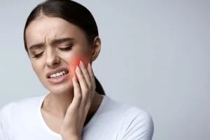 نشانه های عفونت دندان چیست؟ | راهکار خانگی برای عفونت دندان 