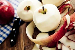 پوست سیب رو دور ننداز! | فواید پوست سیب برای پیشگیری و کنترل بیماری ها