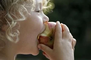 به جای اینکه همش بری دکتر ناشتا سیب بخور! | فواید بینظیر خوردن سیب اول صبح